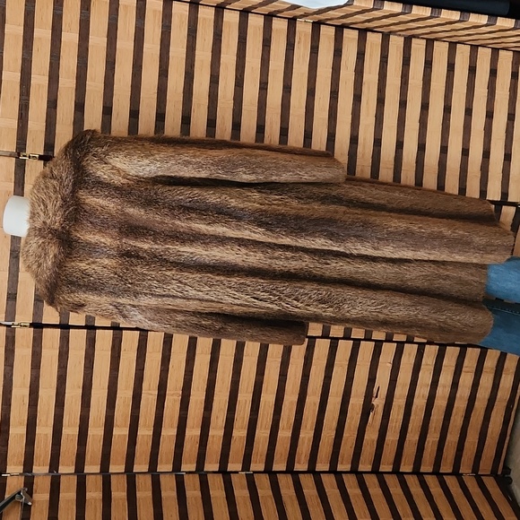 Coyote long fur coat - Picture 6 of 10